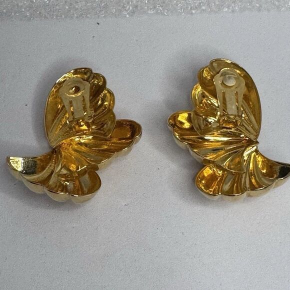 Vintage Elegant Gold Tone Fan Shell Design Clip On Earrings - Picture 2 of 3